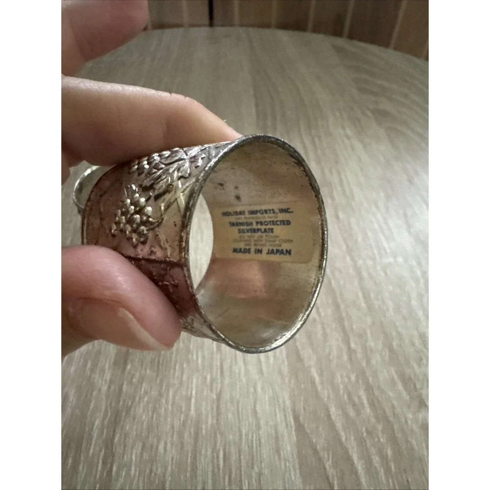 Set Of 2 Vintage Heavy Duty Napkin Rings Silverplate Grapes & Grapevine Diamond